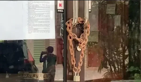 kecewa-anaknya-tidak-diterima-warga-gembok-sman-5-bukittinggi