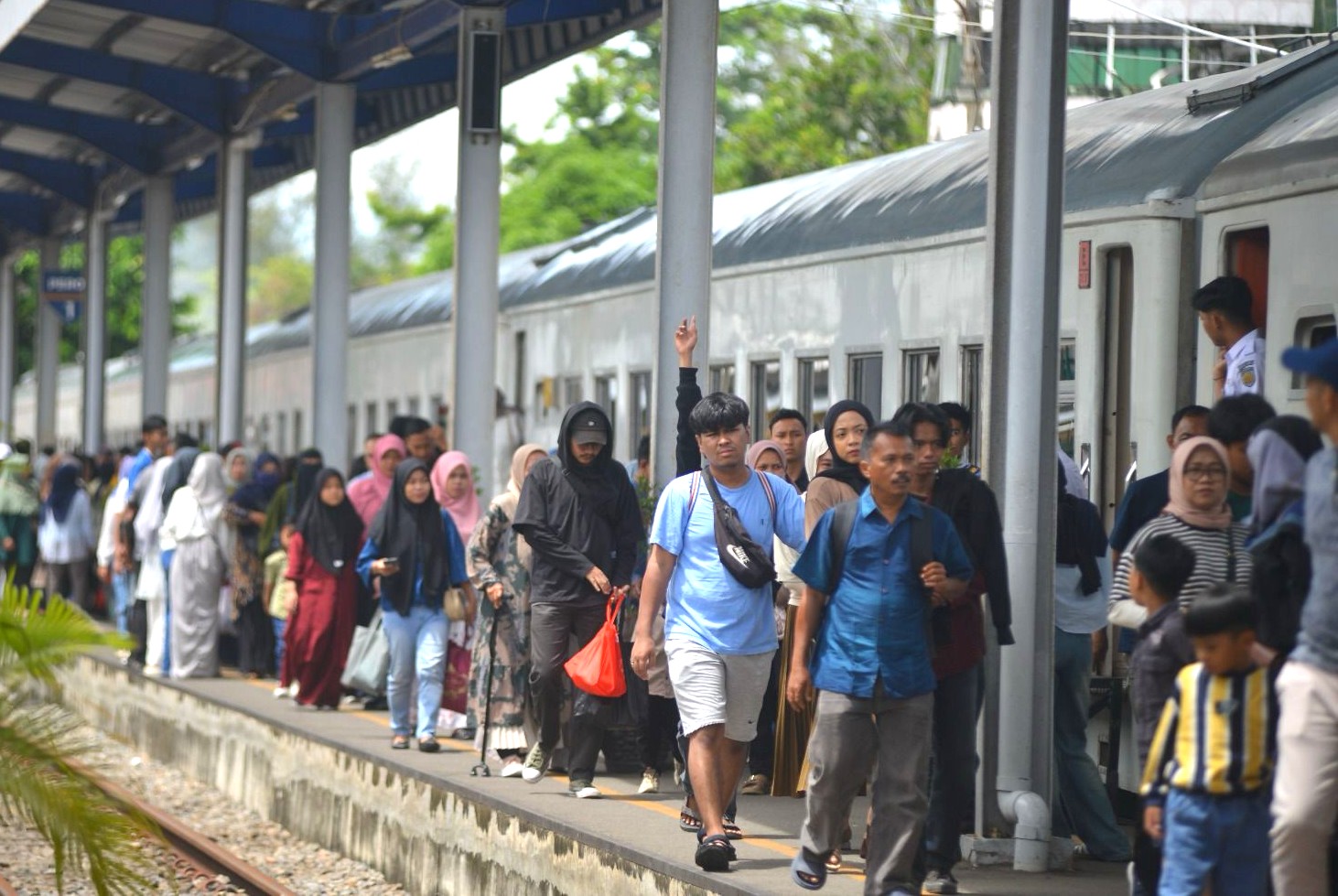 ka-pariaman-ekspres-masih-jadi-favorit-saat-libur-sekolah