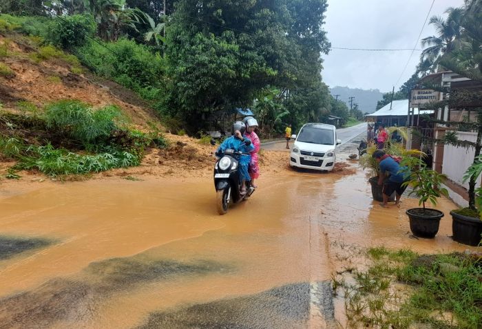 longsor-tutup-akses-lalu-lintas-jalan-nasional-pessel–padang