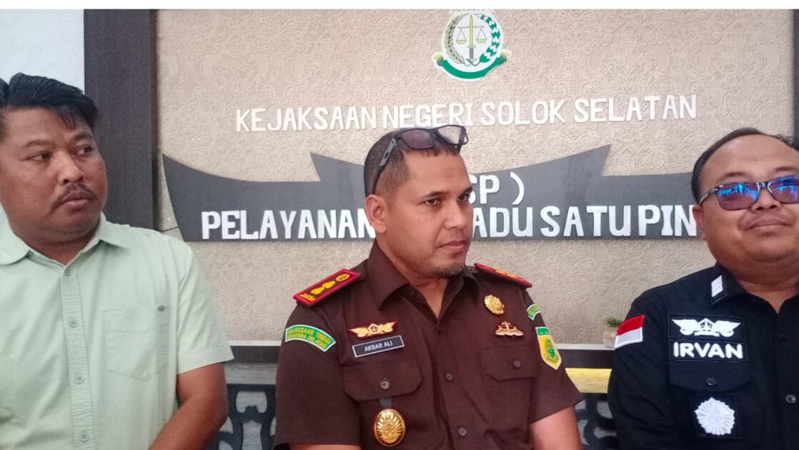 enam-tersangka-kasus-bkan-sungai-pagu-tahap-2,-penyidik-tipikor-kajari-solok-selatan-serahkan-ke-jpu