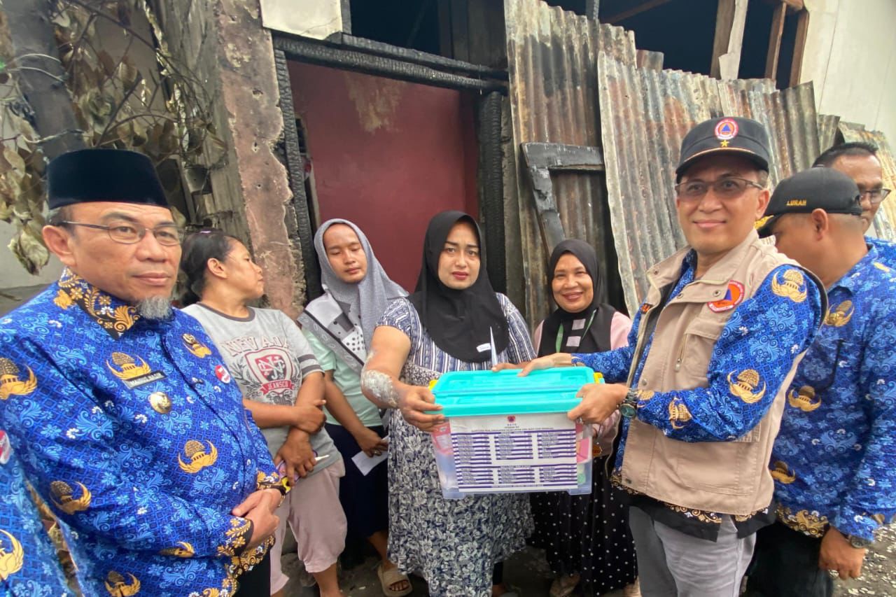 wawako-maigus-nasir-serahkan-bantuan-pada-korban-kebakaran-di-parak-laweh