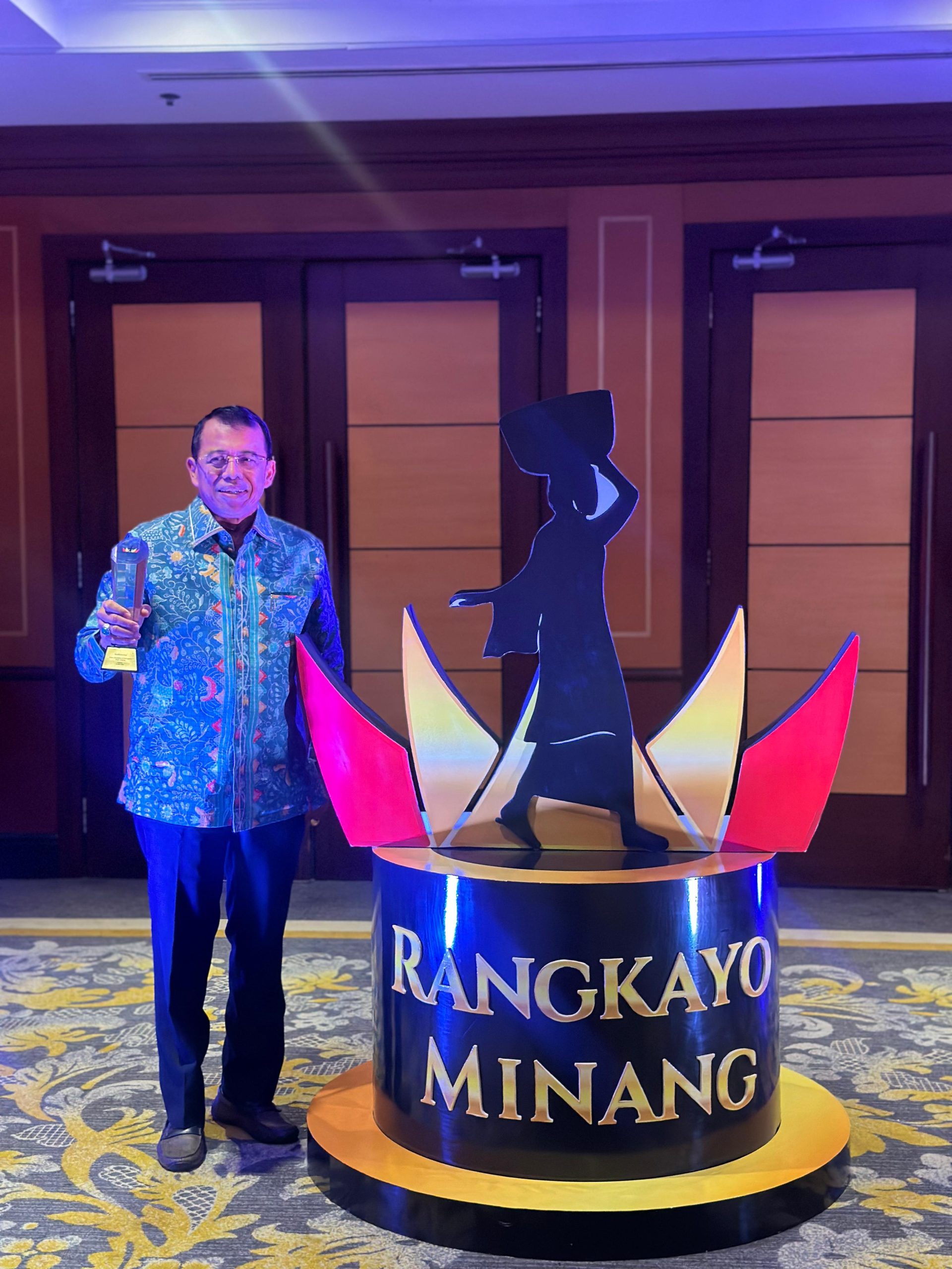 prof-ganefri-terima-penghargaan-minang-awards-2025-kategori-tokoh-inspiratif-bidang-pendidikan