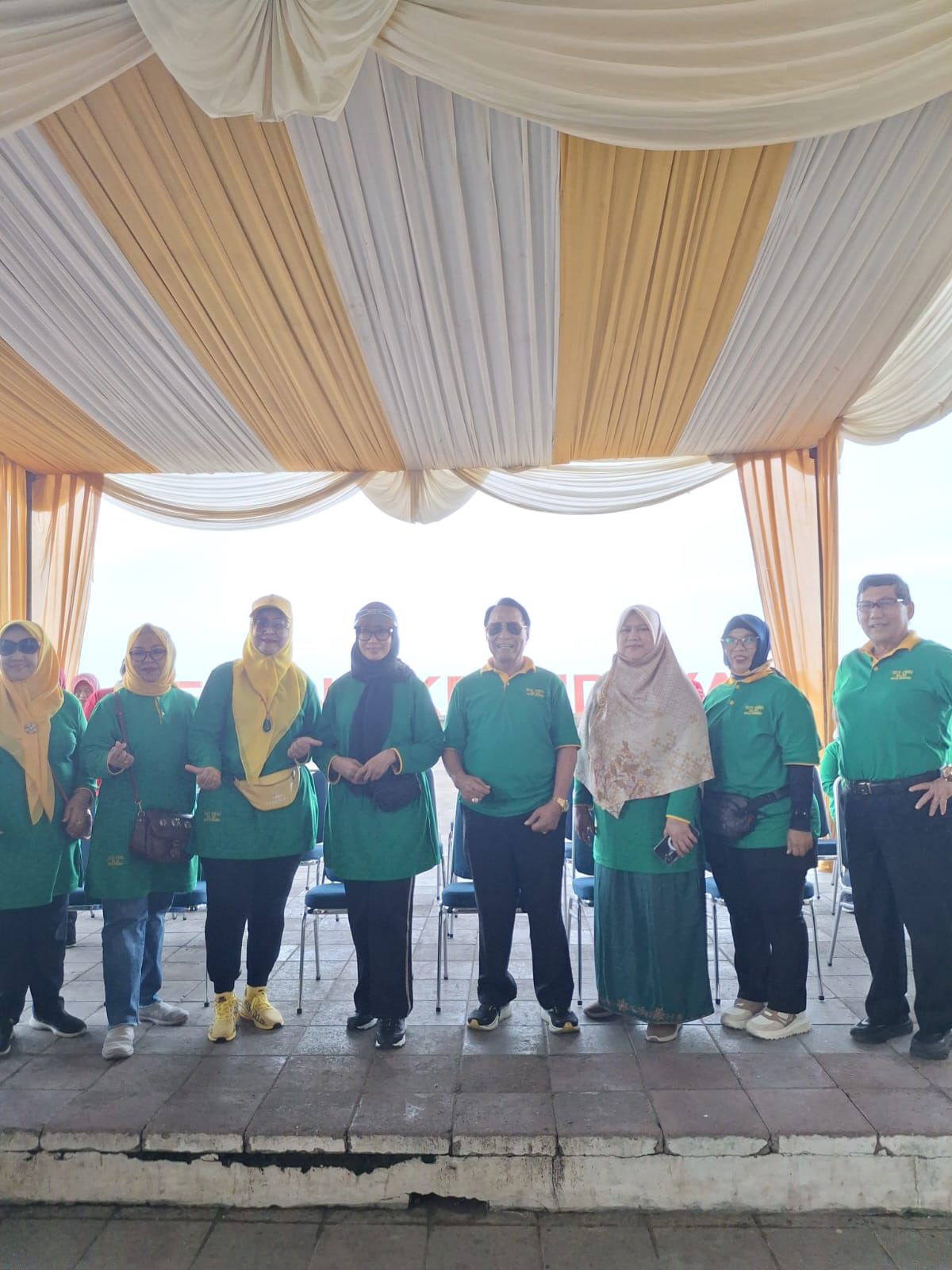 meriahkan-hut-ke-63,-pwri-kota-padang-jalan-sehat-sambut-pungut-sampah