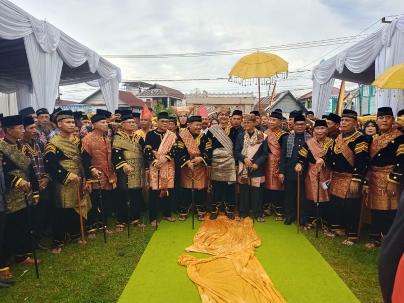 bupati-hendrajoni-hadiri-pelantikan-13-datuak-di-sutera,-tegaskan-amanah-adat-harus-dijaga