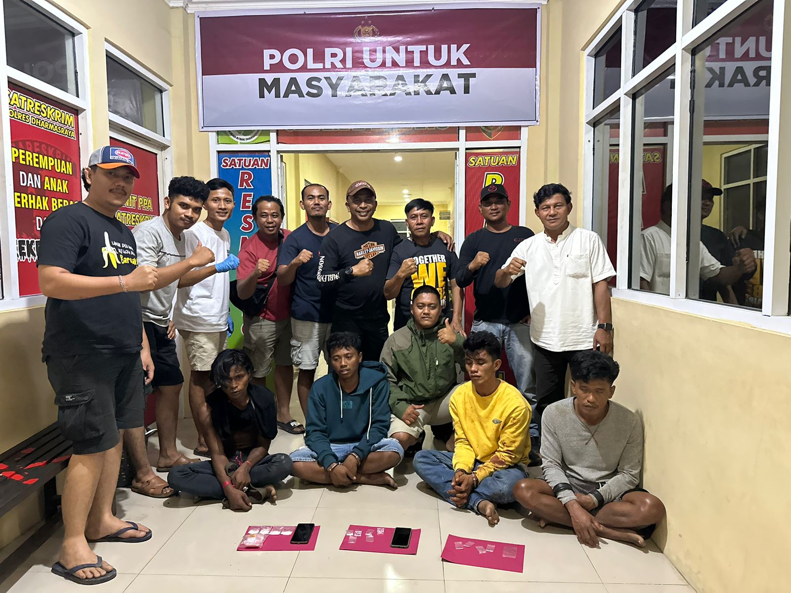 semalam-di-tiga-lokasi-berbeda-sat-resnarkoba-dharmasraya-bersama-intel-kodim-0310/ssd-amankan-empat-orang-pengguna-dan-pemakai-narkoba-jenis-sabu
