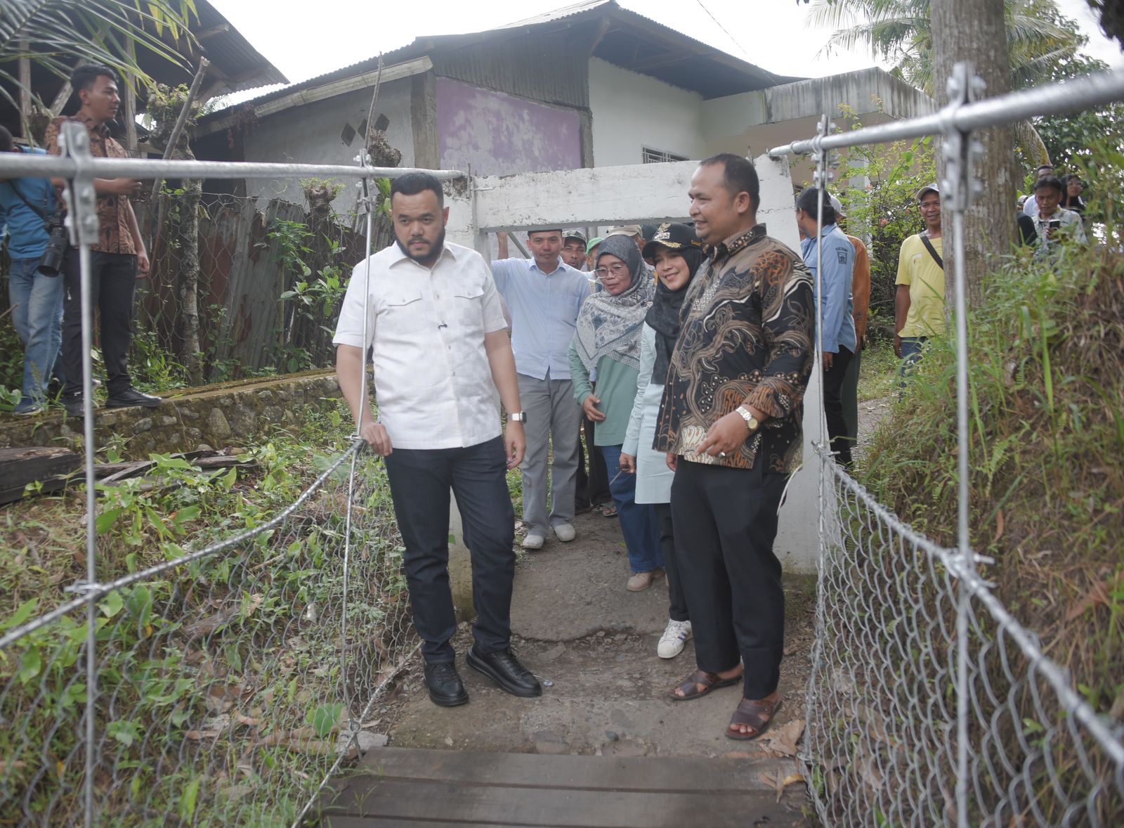 didatangi-walikota-padang,-masyarakat-koto-lua-minta-dibangunkan-jembatan-permanen