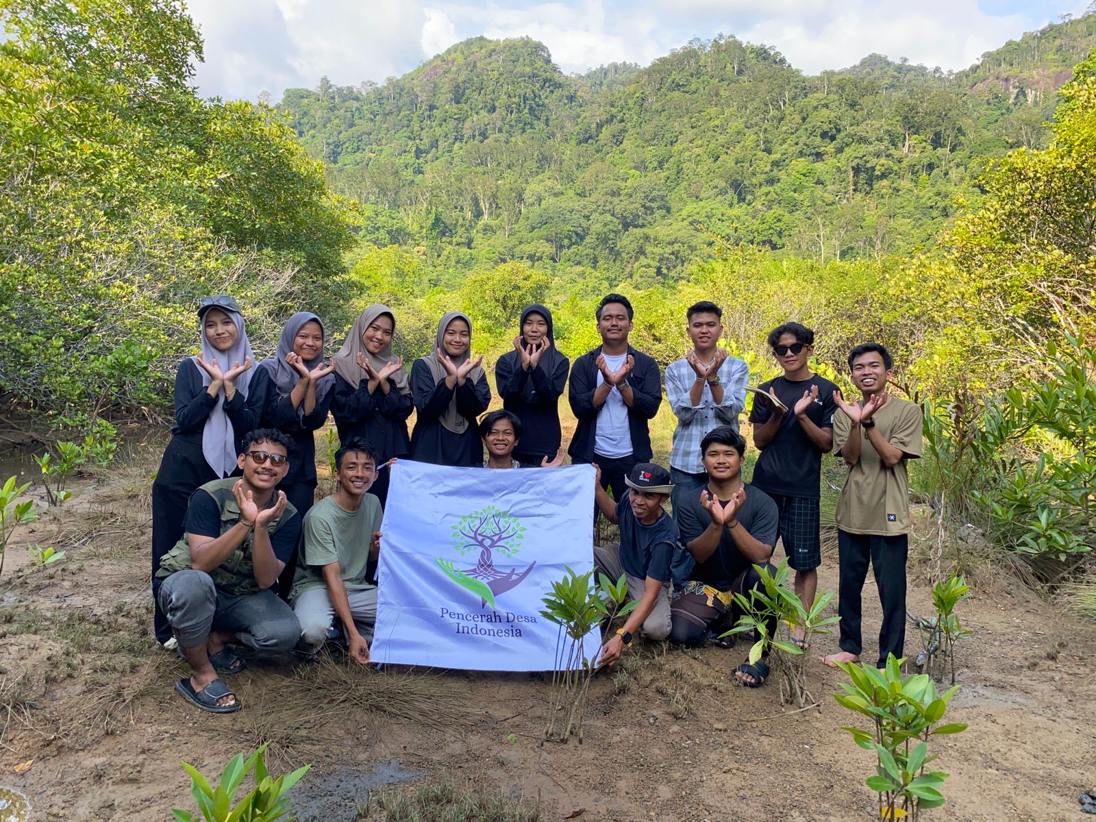 pdi-gelar-penanaman-ribuan-bibit-mangrove-di-pesisir-selatan,-peringati-hari-mangrove-sedunia