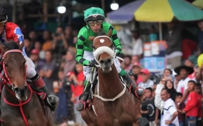 kuda-pacu-asal-padang-panjang-raih-juara-3-di-derby-kejurnas-pordasi-seri-i-2025