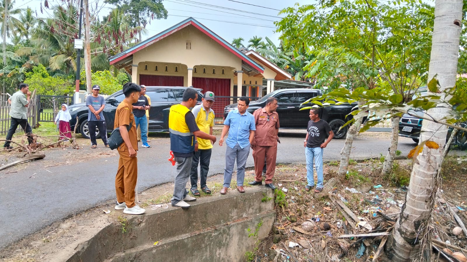 wakil-ketua-dprd-pessel-tinjau-jalan-rusak-di-muara-sakai,-desak-pemkab-segera-lakukan-perbaikan