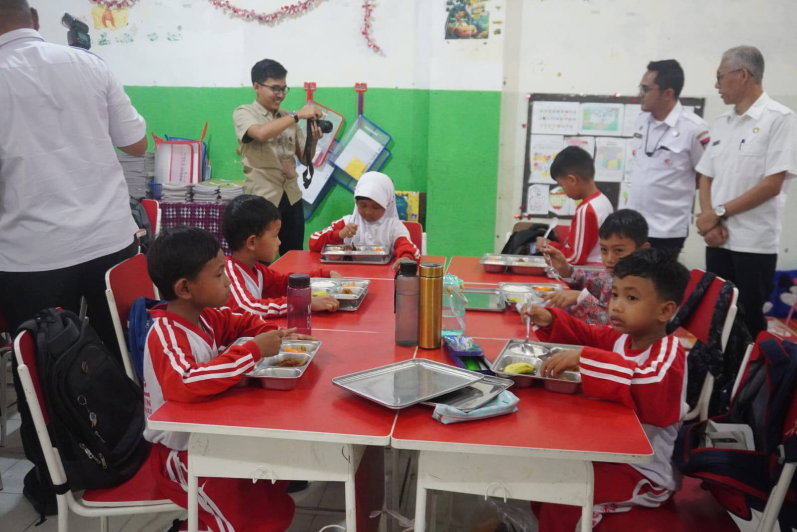 dapur-mbg-purus-padang-barat-salurkan-makanan-untuk-2.331-siswa-di-6-sekolah