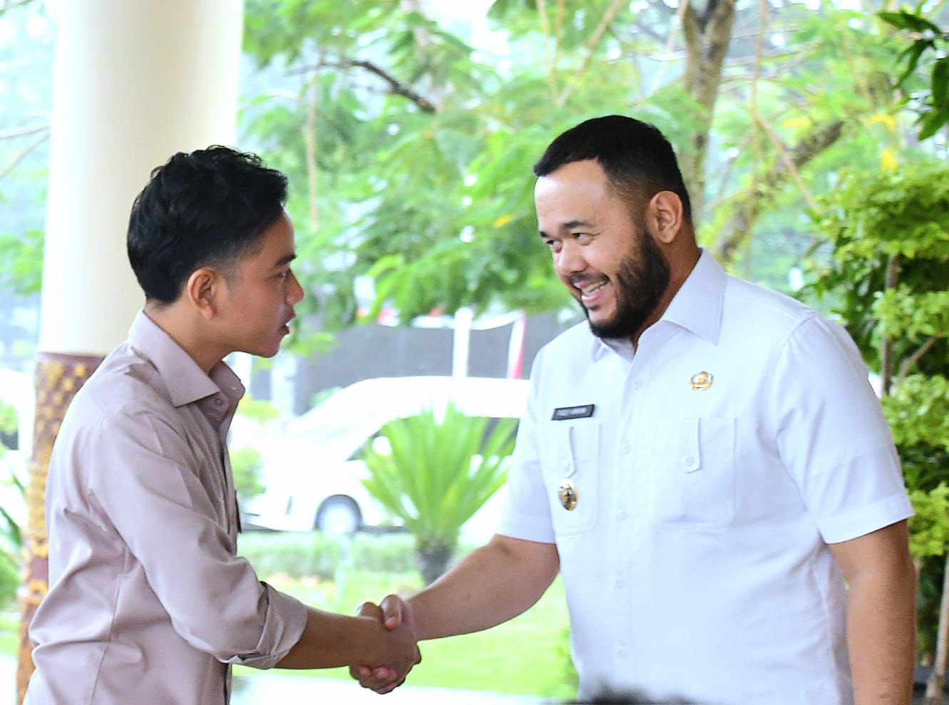 wako-fadly-amran-sambut-kedatangan-wapres-gibran-di-kota-padang