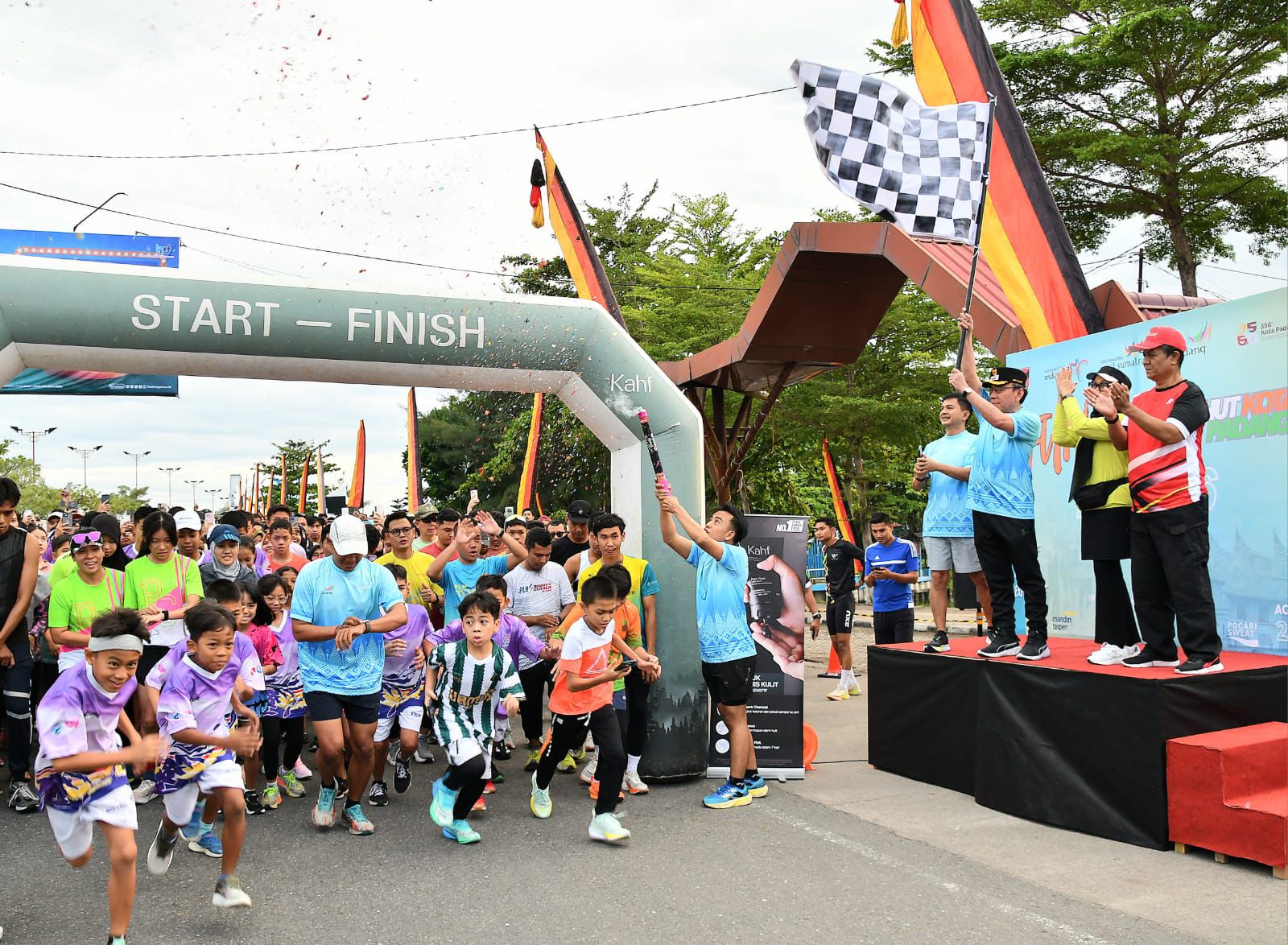 meriah,-ribuan-warga-padang-ikuti-fun-run-di-pantai-cimpago