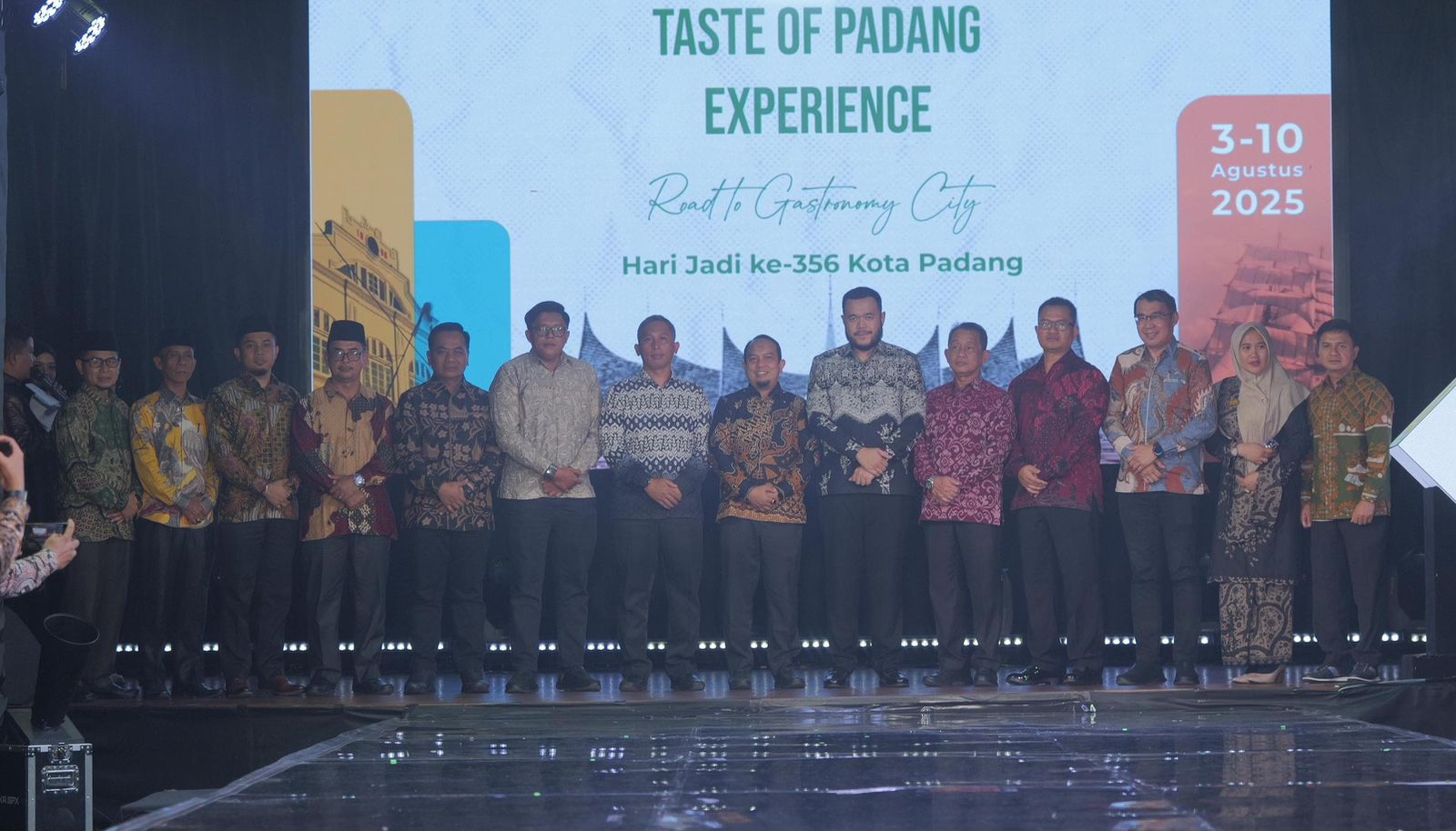 usung-tema-‘taste-of-padang-experience,-road-to-gastronomy-city’-wako-fadly-amran-resmikan-rangkaian-hjk-padang-ke-356
