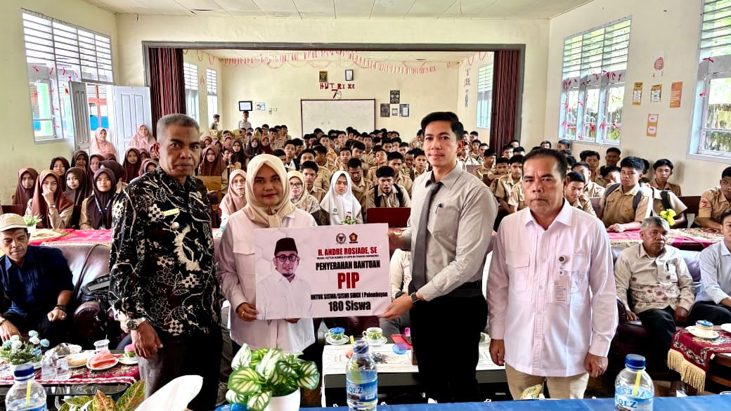 andre-rosiade-salurkan-180-beasiswa-program-indonesia-pintar-di-smk-1-palembayan-agam