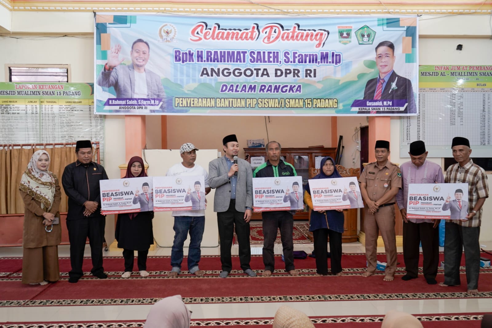 legislator-dpr-ri,-rahmat-saleh-serahkan-beasiswa-pip-kepada-siswa-sman-15-padang