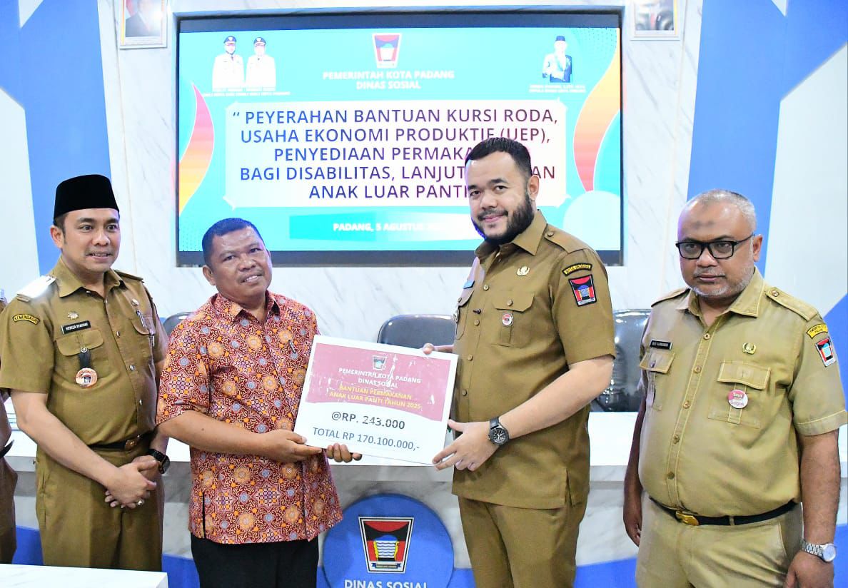 peduli-warga,-wako-fadly-amran-salurkan-bansos-kursi-roda-hingga-anak-luar-panti