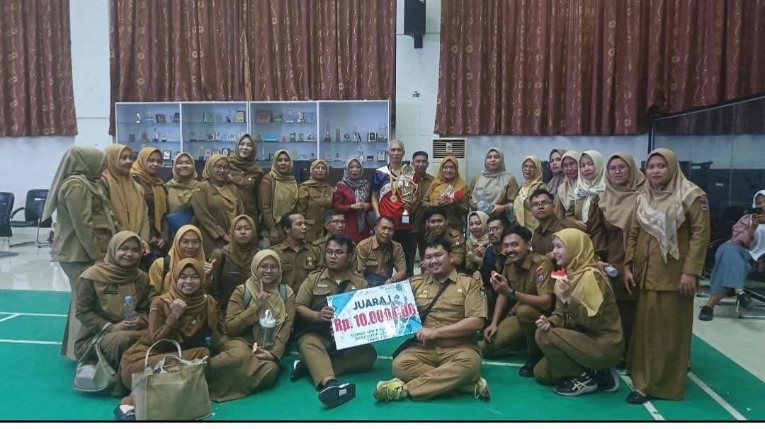 sorak-sorai-supporter-semarakkan-final-turnamen-bulutangkis-hjk-padang-ke-356