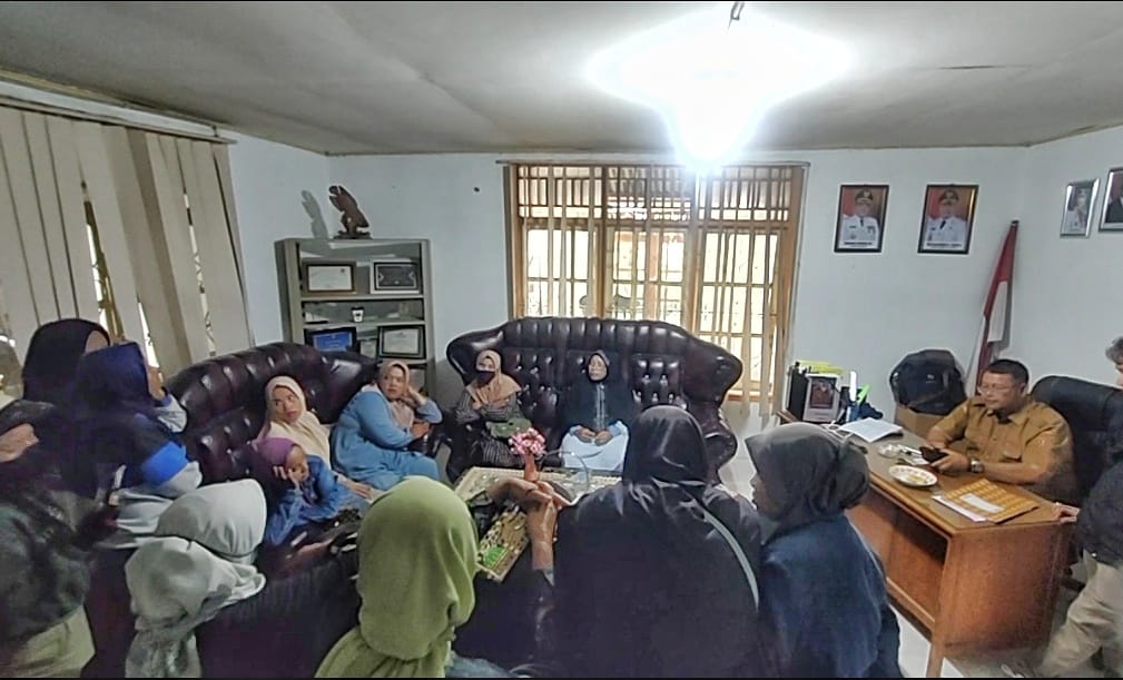 emak-emak-geruduk-kantor-wali-nagari-gadut,-protes-sikap-wali-jorong-yang-merobek-surat-hibah