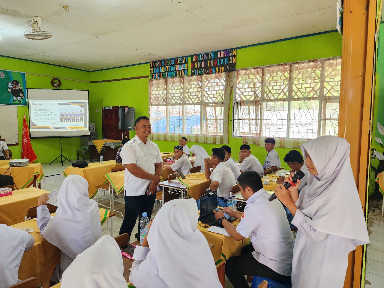 bawaslu-pessel-libatkan-ratusan-siswa-man-2-dalam-pendidikan-kepemiluan-pemilih-pemula