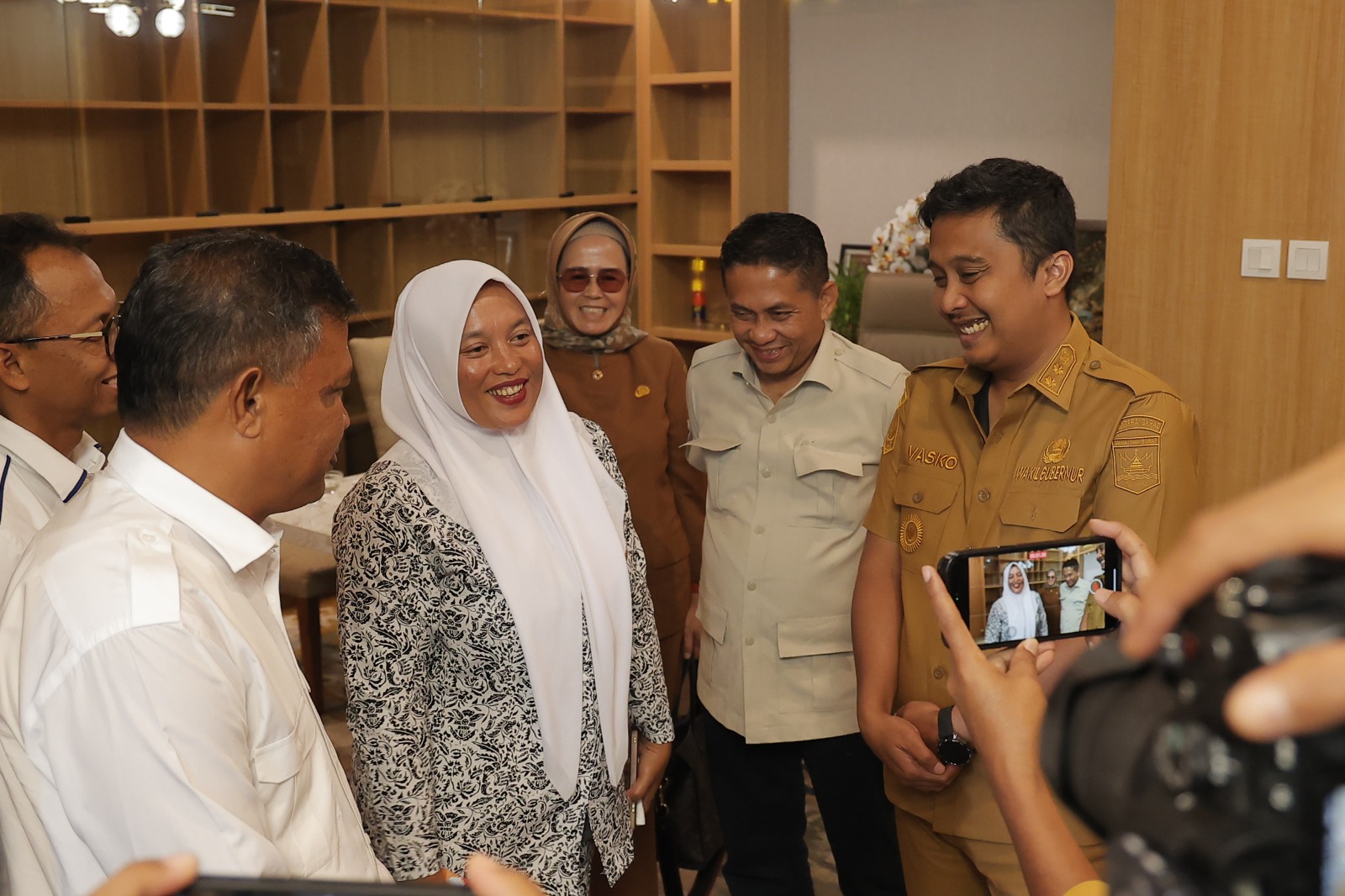 viral-seberangi-sungai-temui-pasien,-bidan-dona-diusulkan-terima-penghargaan-dari-pemprov-sumbar