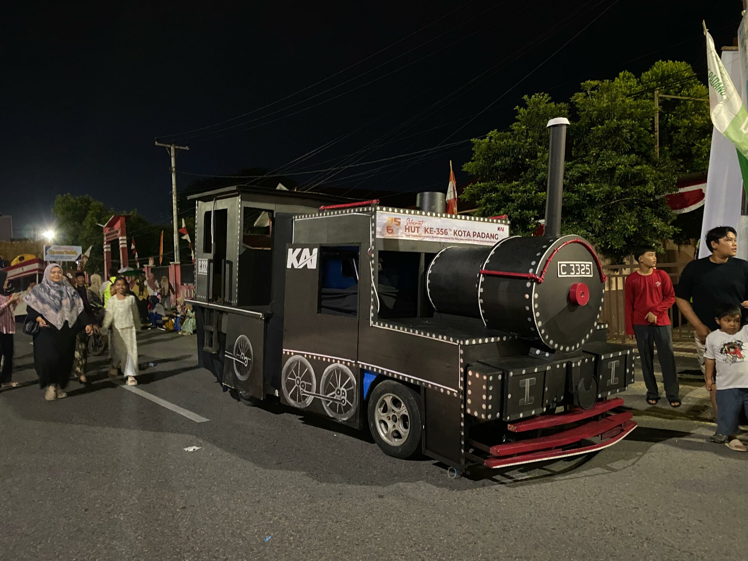 meriahkan-pawai-telong-telong-hjk-padang-ke-356,-kai-sumbar-tampilkan-replika-mak-itam