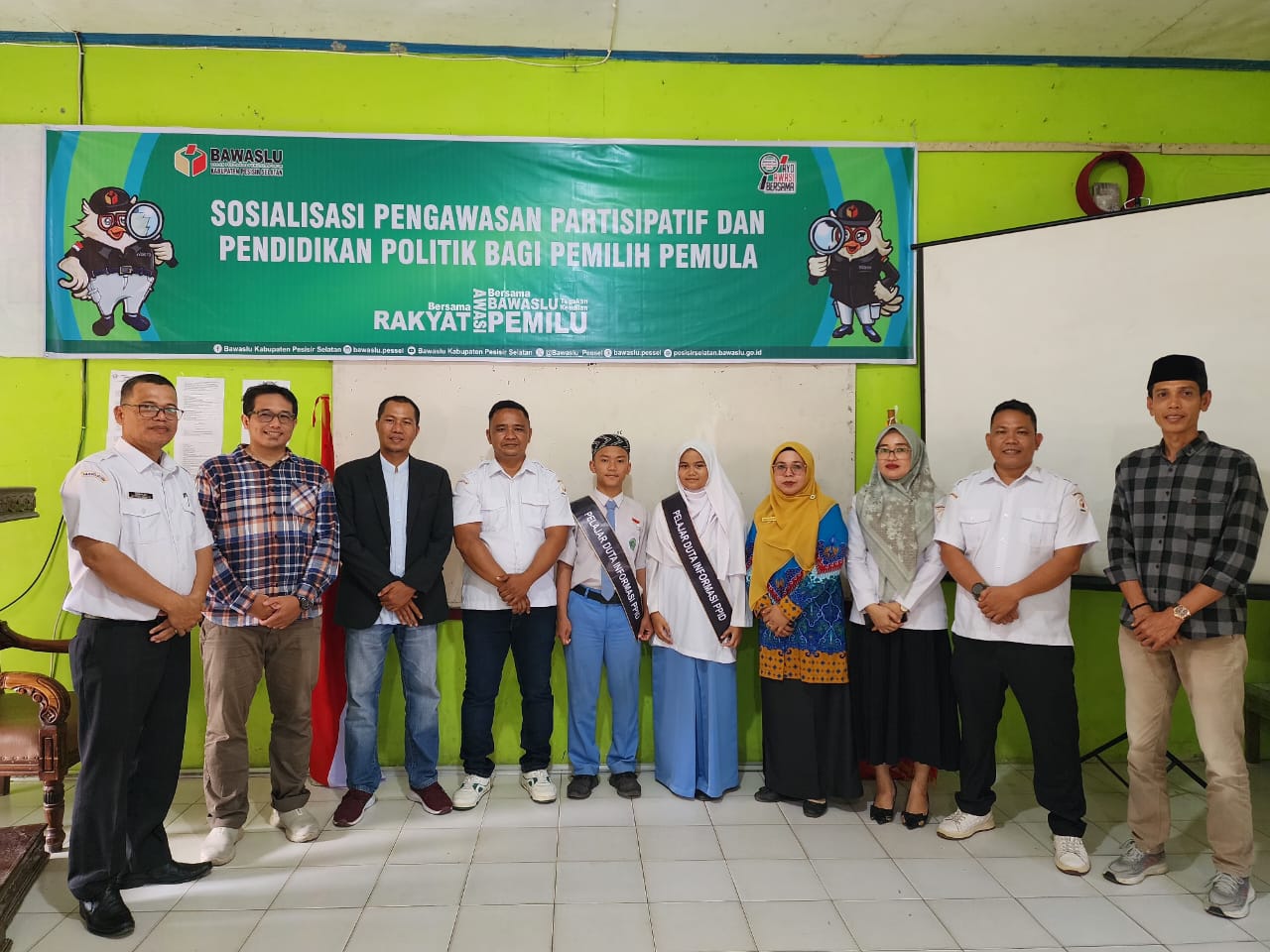 dua-siswa-man-2-pesisir-selatan-dinobatkan-sebagai-duta-informasi-bawaslu
