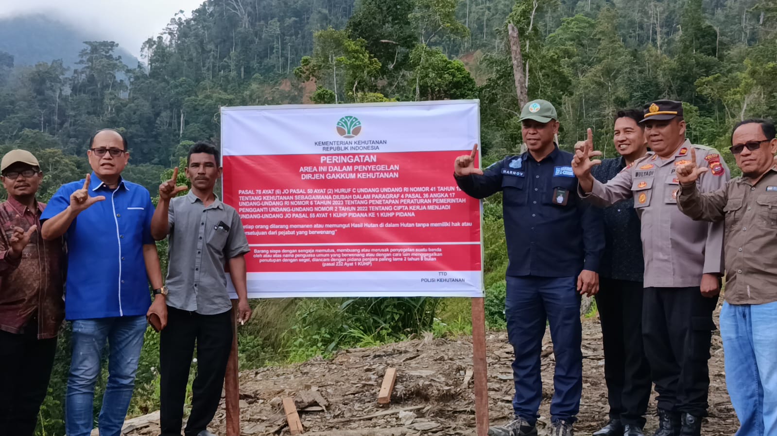 pengambilan-kayu-di-sariak-bayang-disegel,-tim-gabungan-pasang-plang-larangan