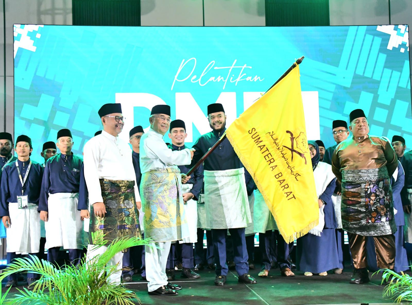 fadly-amran-dilantik-jadi-ketua-dunia-melayu-dunia-islam-sumbar