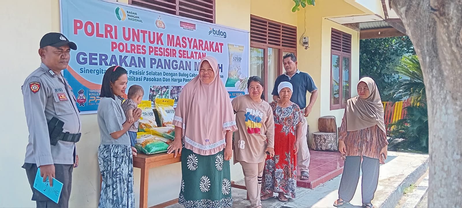 beras-murah-rp62.500-per-lima-kilogram,-warga-sutera-serbu-mapolsek