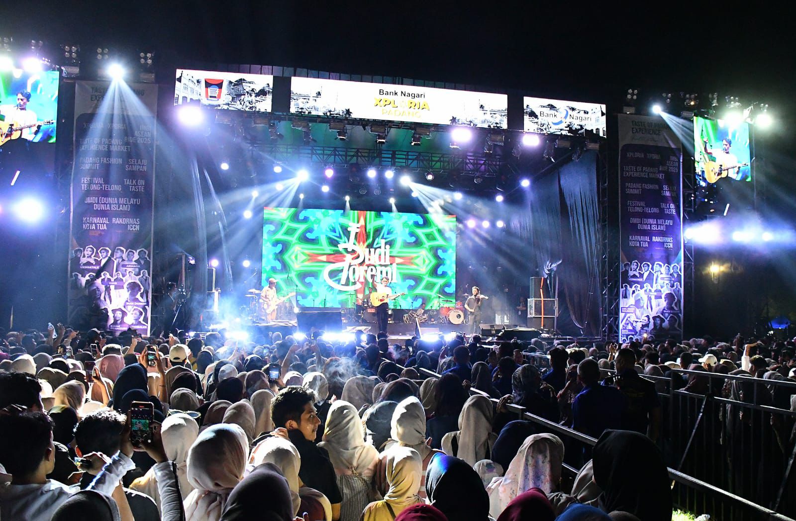 vierratale-dan-budi-doremi-hibur-pengunjung-di-hari-ke-2-xploria-kota-padang-2025