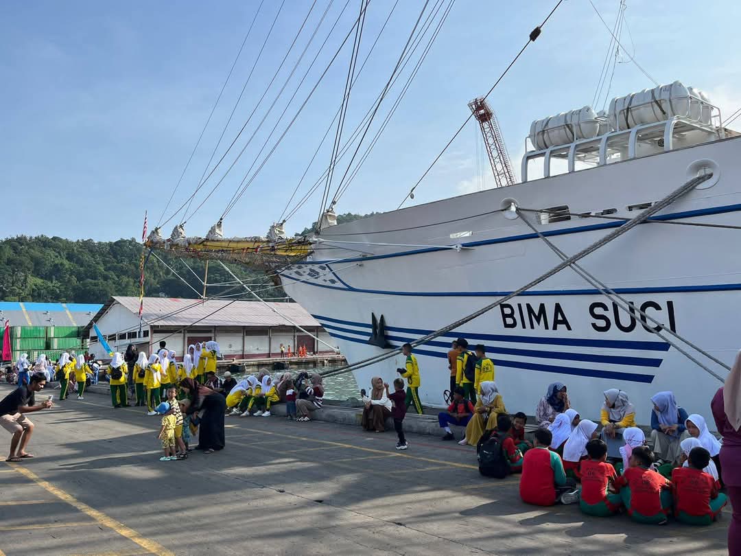 warga-antusias-naiki-kri-bima-suci-di-teluk-bayur