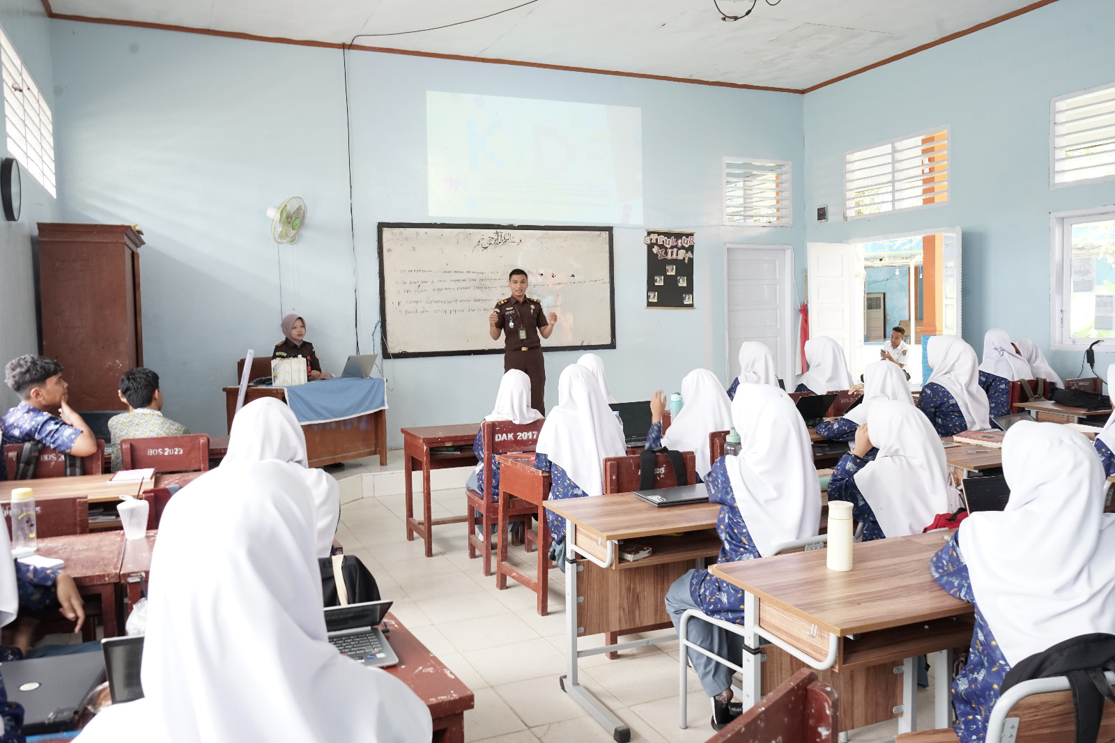 jaksa-mengajar-di-sman-3-painan,-bahas-kenakalan-remaja-dan-dampaknya