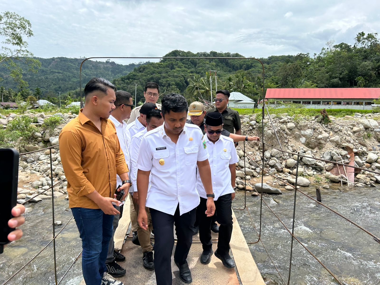 wagub-vasko-tinjau-jembatan-sementara-di-nagari-koto-rawang-pessel