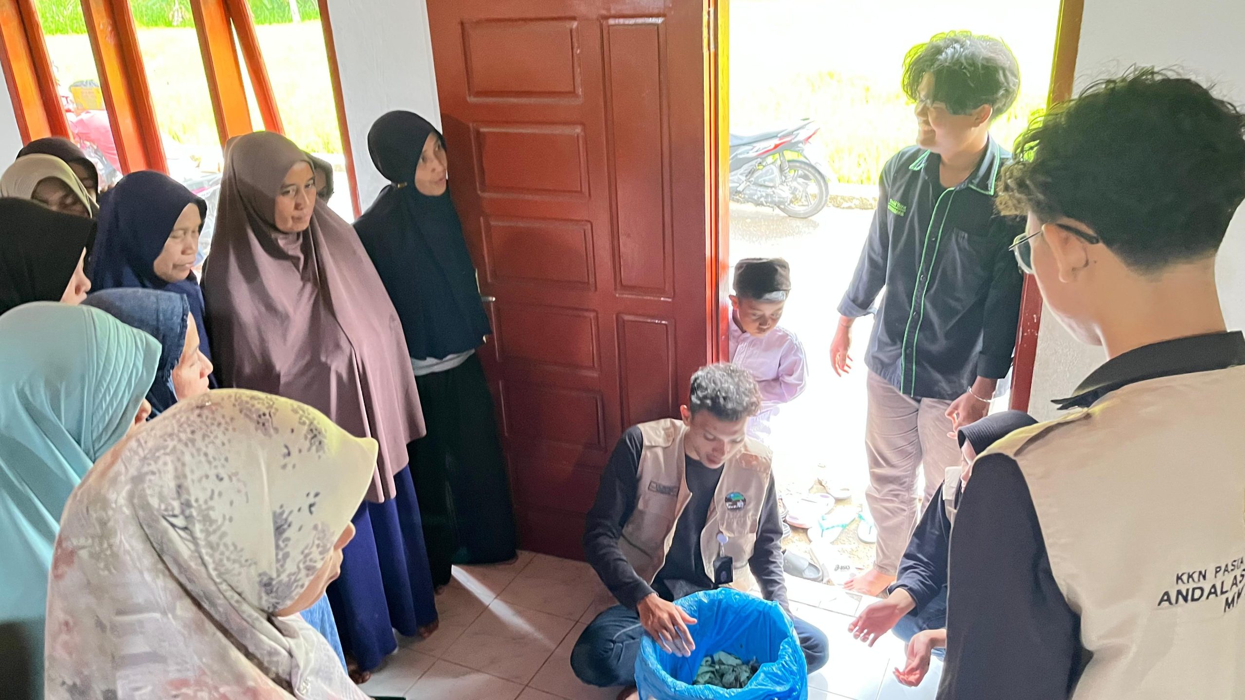 mahasiswa-kkn-unand-kenalkan-pestisida-nabati-dan-pupuk-cair-organik-kepada-masyarakat-kampuang-pasia,-palupuh-agam