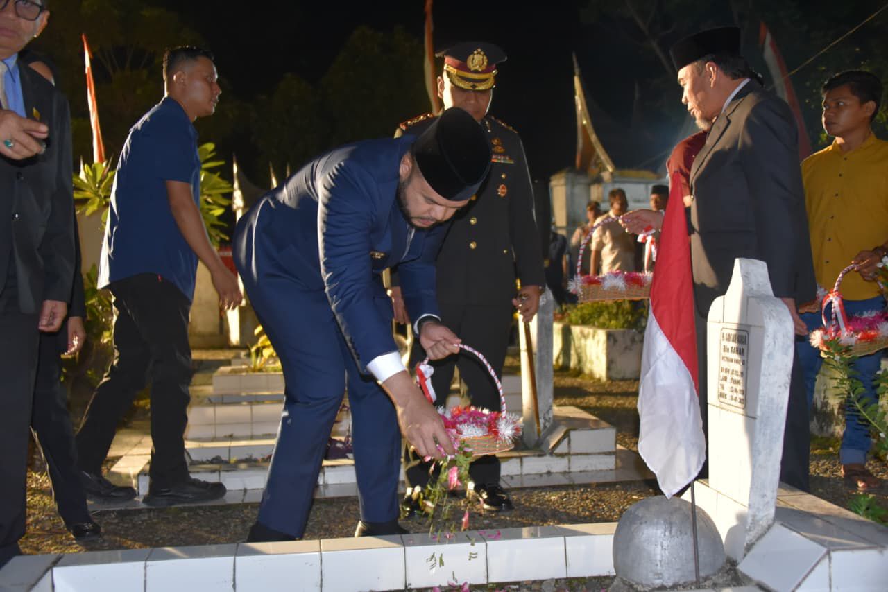 wako-fadly-amran-ikuti-renungan-suci-di-taman-makan-pahlawan-kuranji