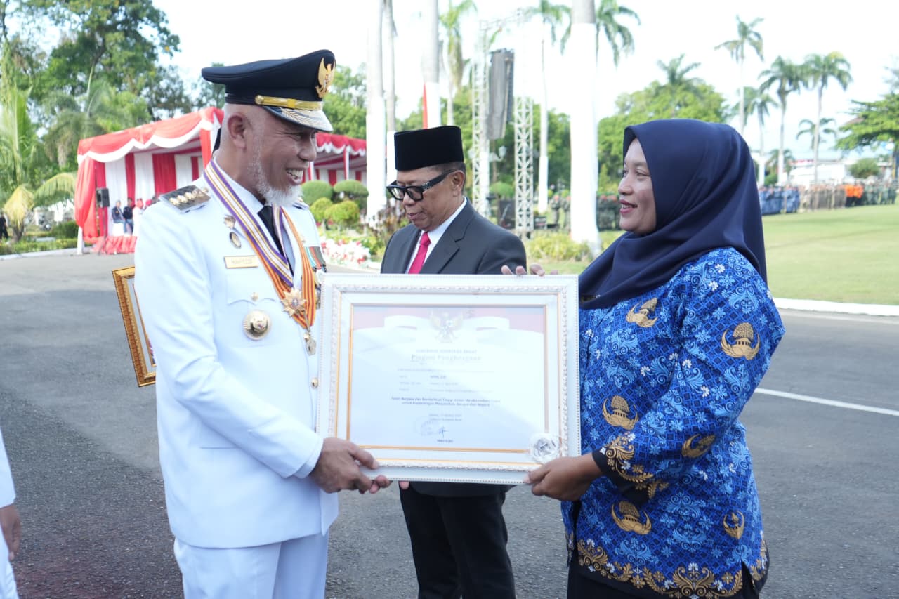 bidan-dona-lubis-terima-penghargaan-dari-pemprov-sumbar-di-momen-hut-ri-ke-80