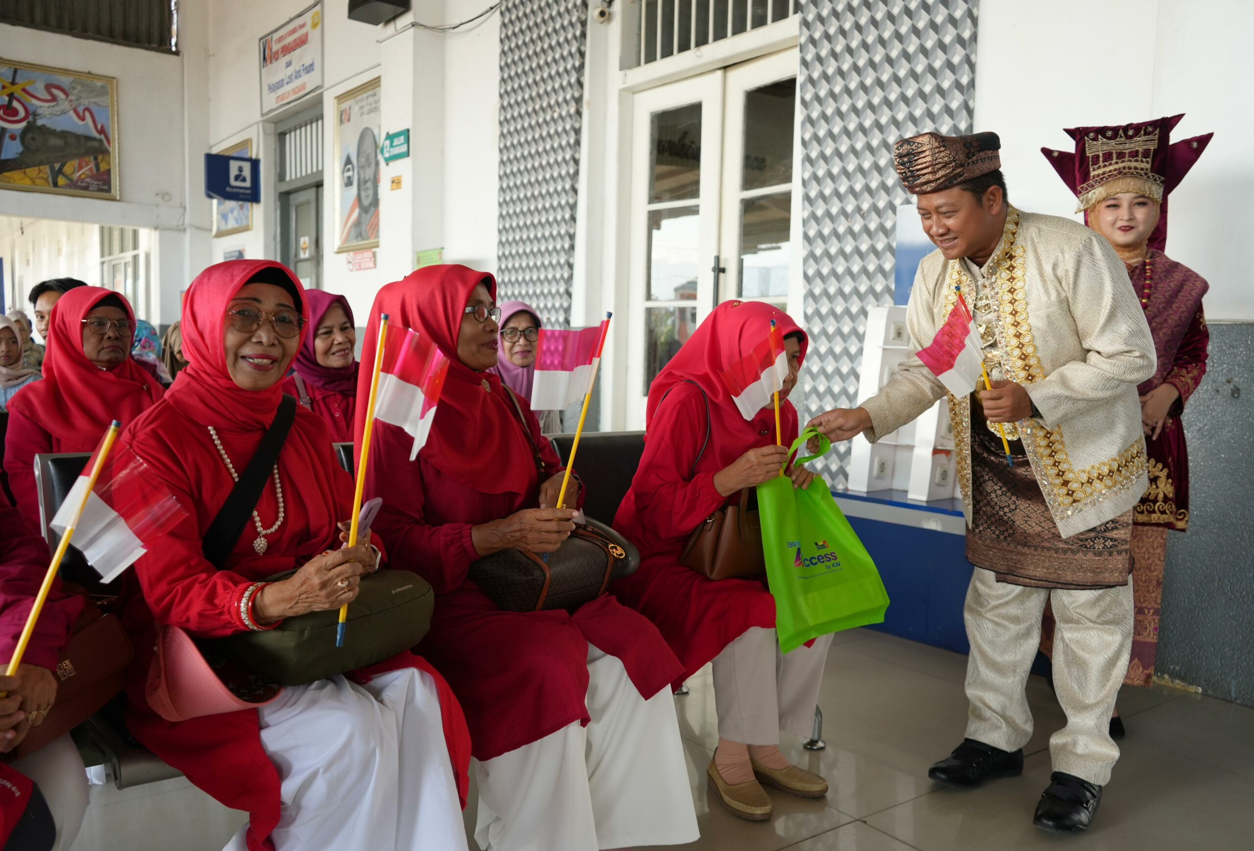 kai-sumbar-ajak-pelanggan-rayakan-hut-ke-80-ri-di-atas-kereta-api