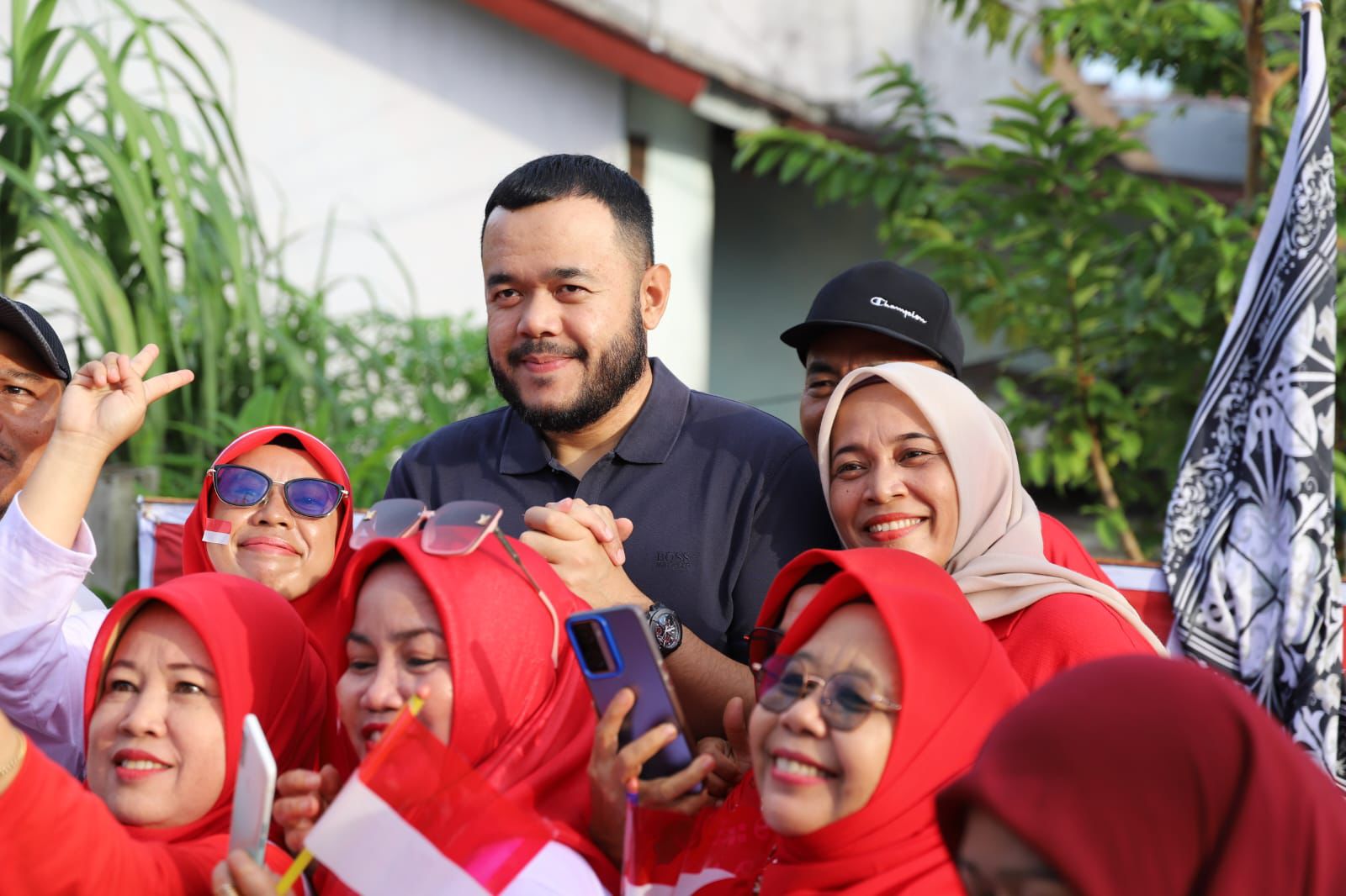 meriahkan-hut-ke-80-ri,-wako-fadly-amran-lepas-jalan-santai-warga-komplek-kamela-permai