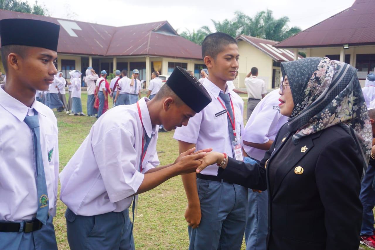 wabup-leli-arni-tutup-diklat-paskibraka-tingkat-dharmasraya-2025