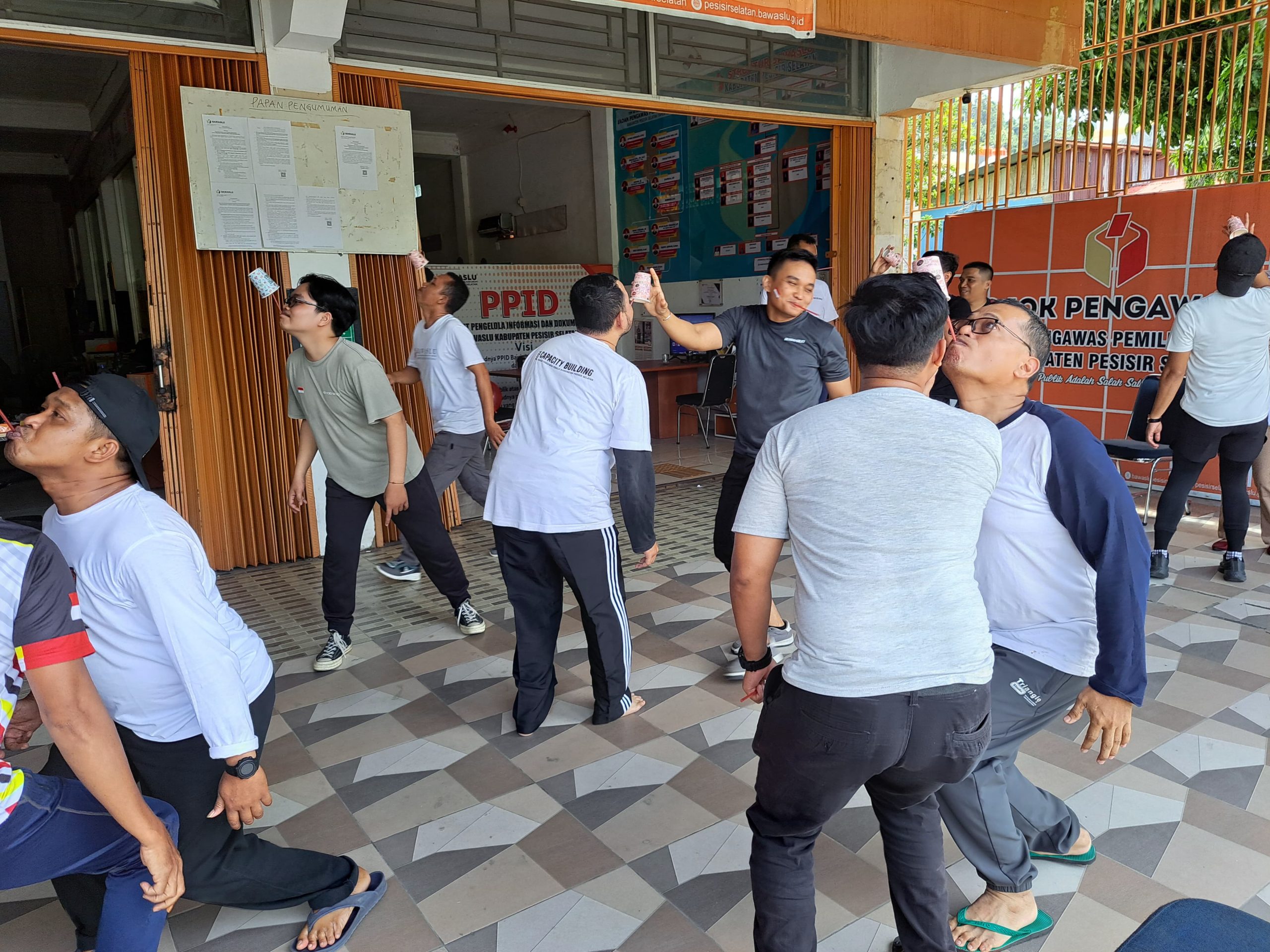 bawaslu-pesisir-selatan-gelar-lomba-unik-dan-jalan-santai-untuk-tingkatkan-keakraban
