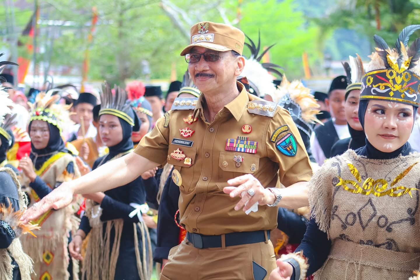 ribuan-pelajar-meriahkan-pawai-alegoris-hut-ri-ke-80-di-pesisir-selatan