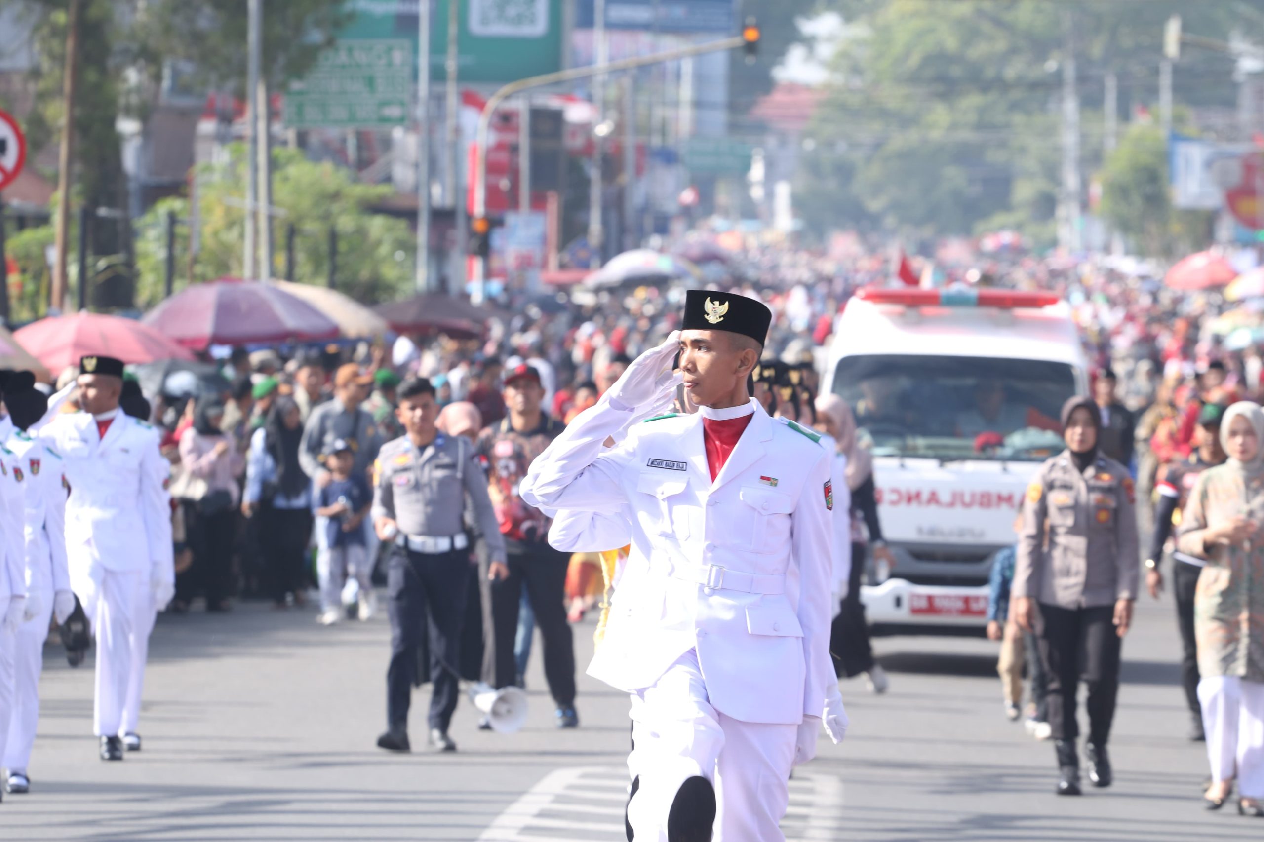 meriah,-ribuan-warga-saksikan-pawai-alegoris-hut-ri-ke-80-di-kota-bukittinggi