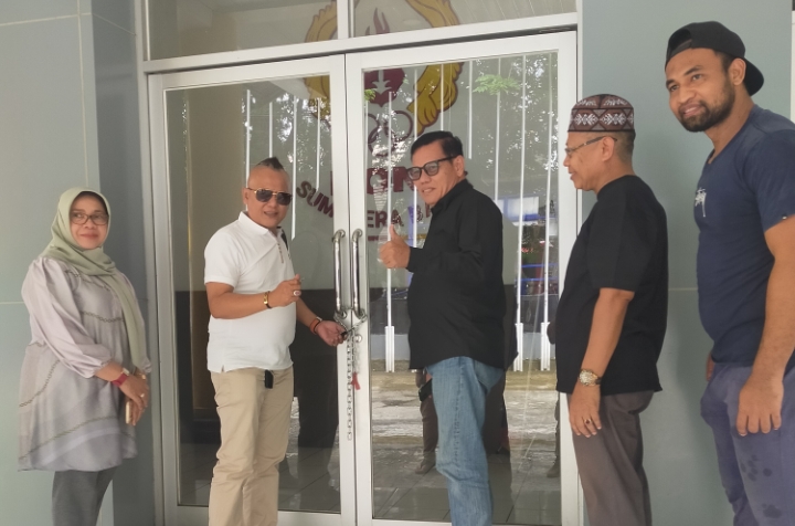 pastikan-organisasi-tetap-berjalan,-prof-syahrial-bakhtiar-tinjau-kantor-koni-sumbar