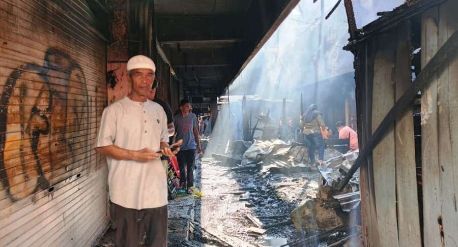 merenungi-cerita-nasib-para-pedagang-di-balik-puing-sisa-sisa-kebakaran-pasar-payakumbuh