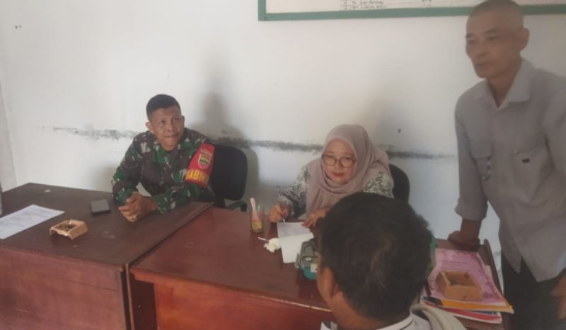 babinramil-01-sikabaluan-sambangi-kantor-desa-bahas-dan-dukung-kegiatan-pembangunan