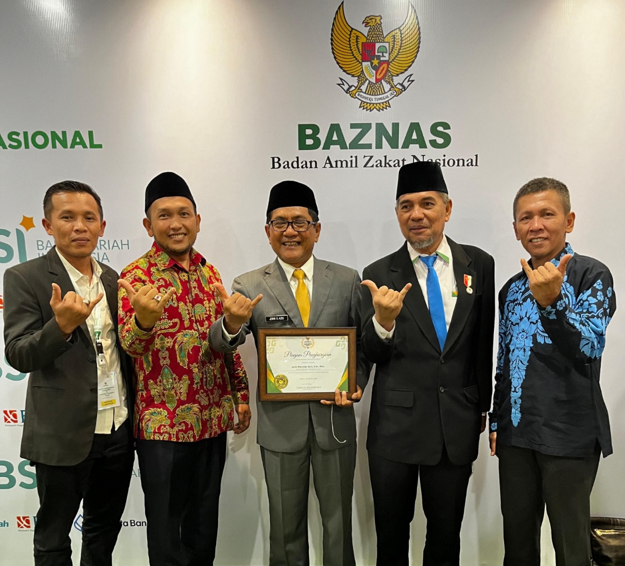 hebat,-bupati-jka-menerima-baznas-award