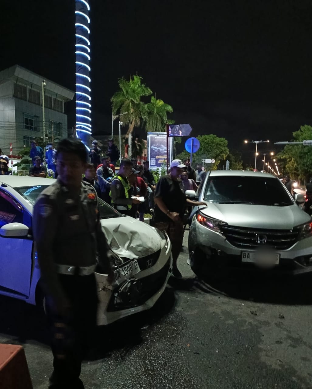 kecelakaan-mobil-di-bundaran-depan-masjid-raya-syekh-ahmad-al-minangkabawi,-satu-korban-dilarikan-ke-rumah-sakit