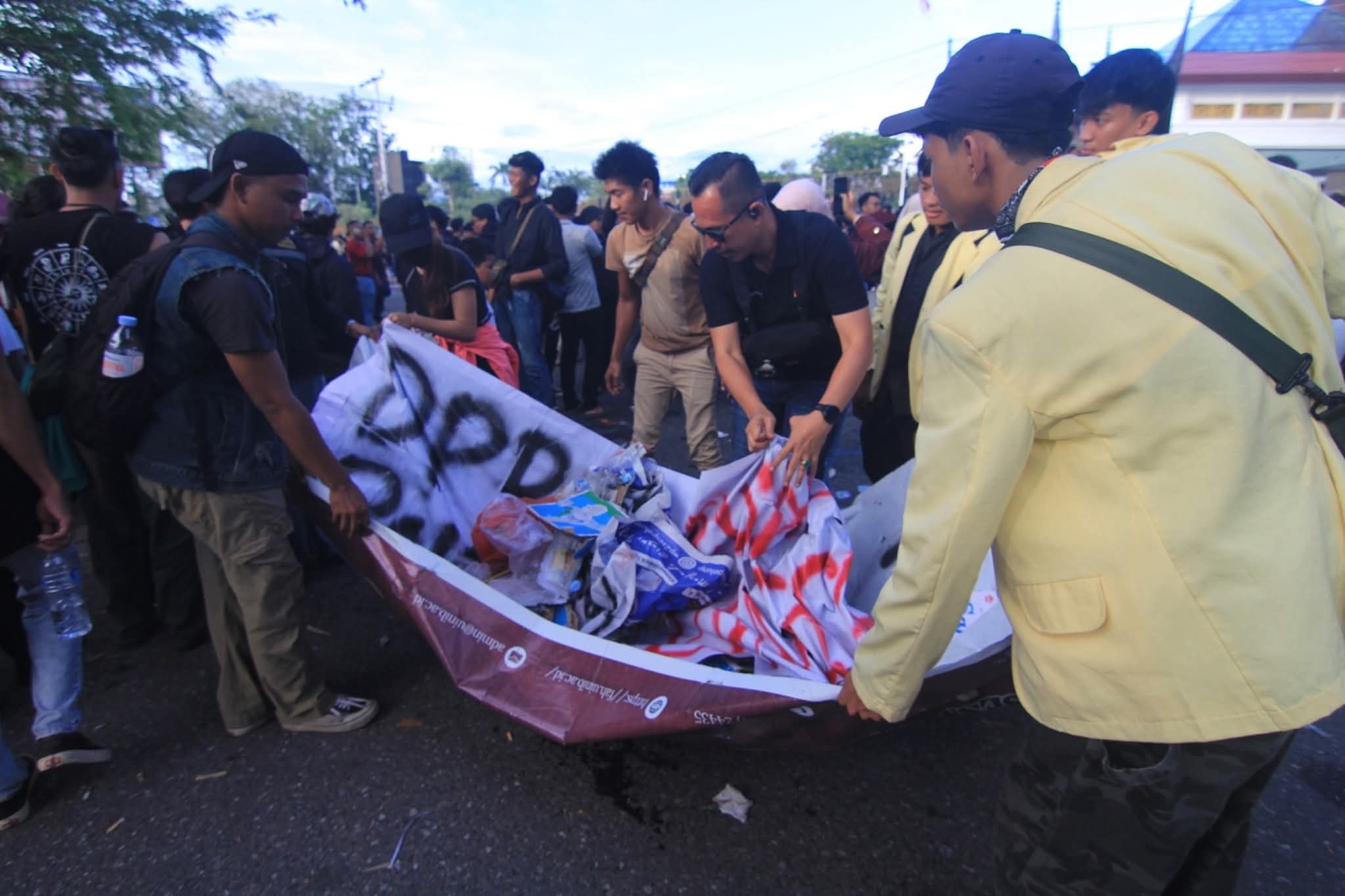 wako-fadly-amran-apresiasi-mahasiswa-kumpulkan-sampah-berserakan-usai-unjuk-rasa