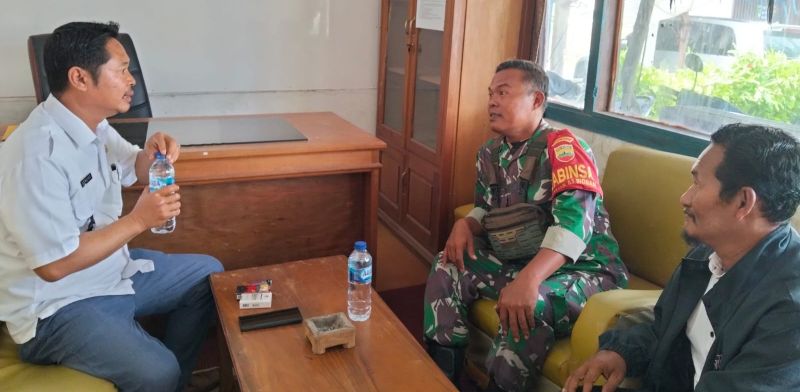 babinramil-03-sipora-temui-kades-sioban,-bahas-kemajuan-ketahanan-pangan-dan-ekonomi