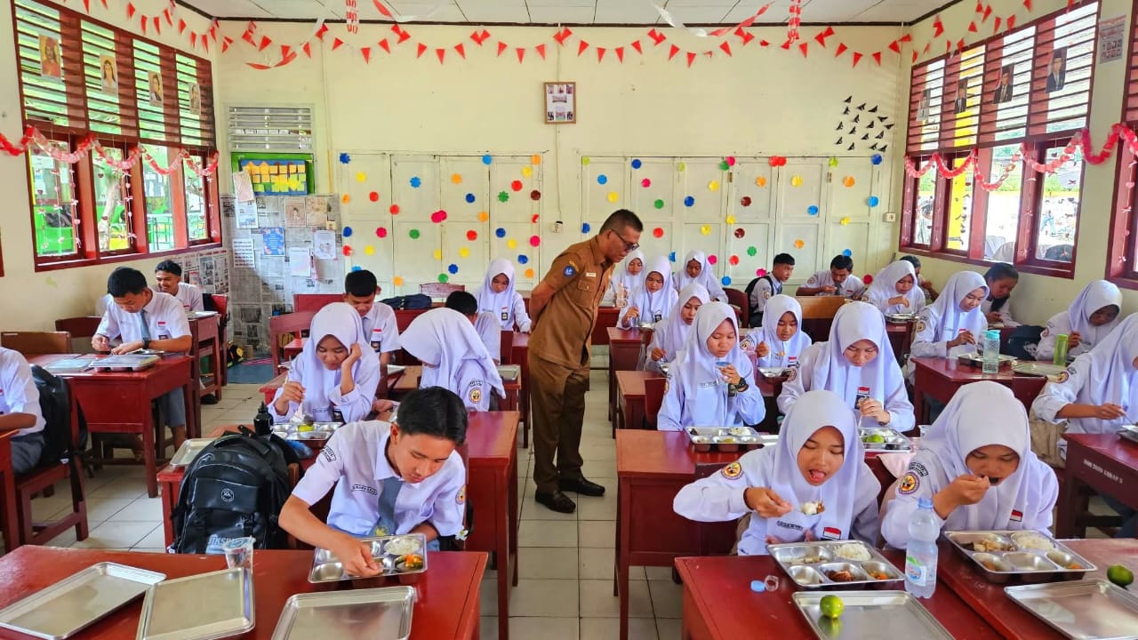 1.409-murid-smkn-1-lubuk-sikaping-antusias-sambut-hari-pertama -program-makan-bergizi-gratis-(mbg) -nasional